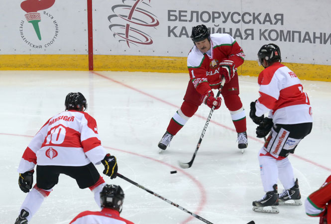 Лукашенко повредил колено но выиграл Рождественский турнир по хоккею