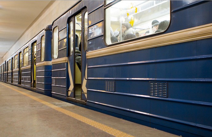На станции метро «Московская» 18-летний парень упал между вагонами