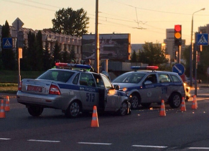 Во время погони в Гродно столкнулись два автомобиля ГАИ