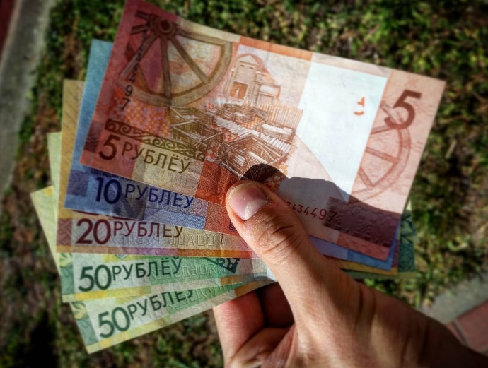 Средняя номинальная зарплата в Беларуси в сентябре снизилась на 2,3