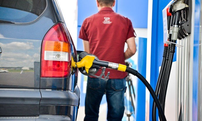 В США стоимость бензина четвертый раз за неделю обновила рекорд