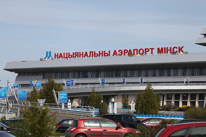 Из-за снегопадов пассажиров призвали приезжать в аэропорт Минска заранее