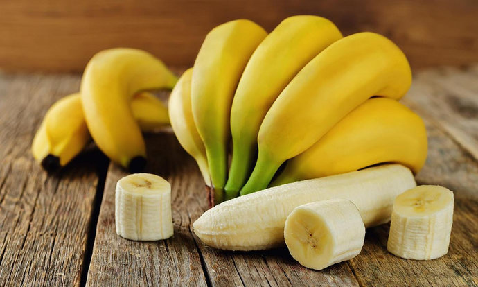 Врачи рассказали, кому вредно есть бананы