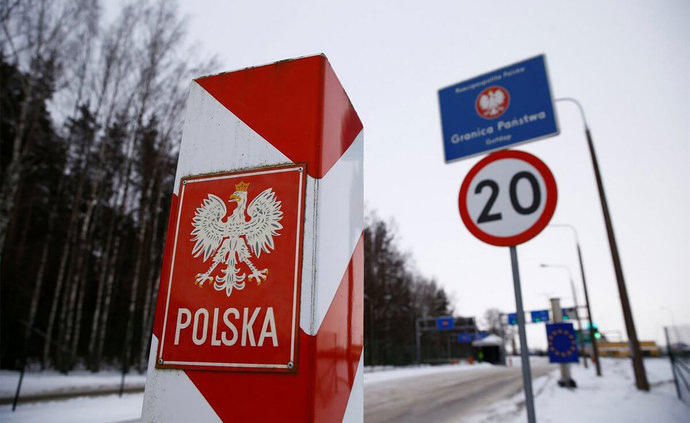 Дальнобойщикам и не только разрешили не сдавать ПЦР для въезда в Польшу