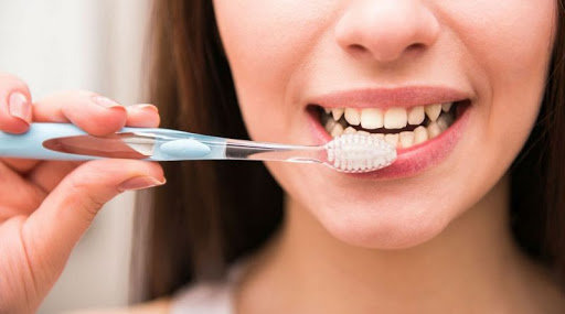 Эксперты рассказали, в чем вред зубных щеток