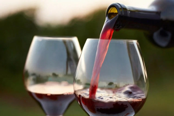 Ученые выяснили, что бокал красного вина приравнивается к 1 часу занятий спортом