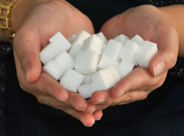 Медики рассказали, чем сахар вреден для женщин