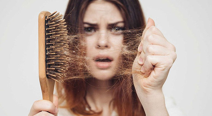 Названы возможные причины сильного выпадения волос