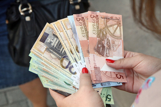 Названа средняя зарплата в Беларуси за март