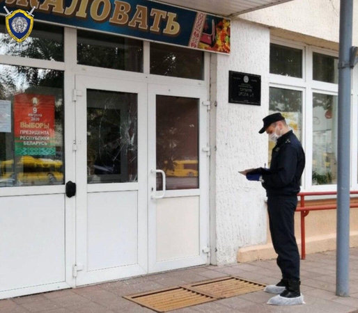 Мужчина ударил милиционера и повредил двери избирательного участка в Минске