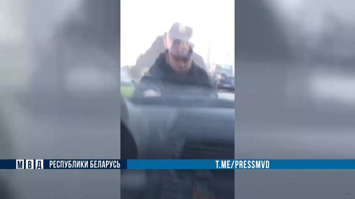 В Гродно водитель протащил милиционера на капоте