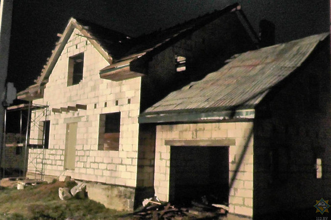 Неизвестные подожгли дом и машину инспектора РОВД в Волковыске
