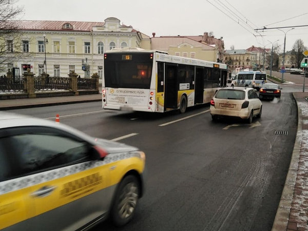 В самом центре Гродно столкнулись два городских автобуса