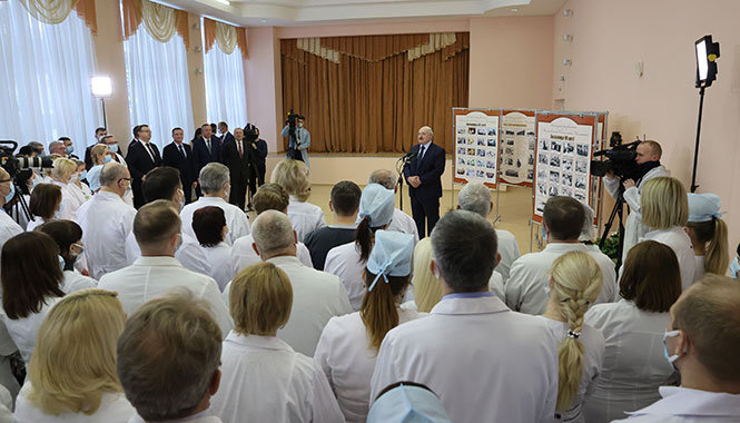 Лукашенко приехал в Могилев на машине и рассказал медикам, какая красивая у нас страна