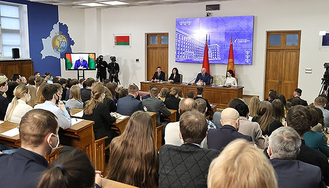 Лукашенко спросил у студентов, почему они позволили себя «подогреть»