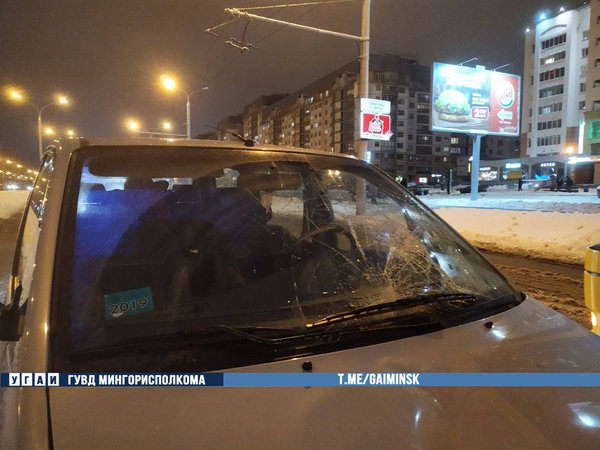 В Минске пешеход неправильно переходил дорогу и попал сначала под машину, а потом еще и под автобус