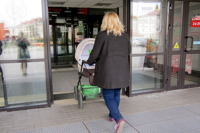 В Полоцке женщины вывезли в детской коляске продукты на сумму более 1 000 рублей