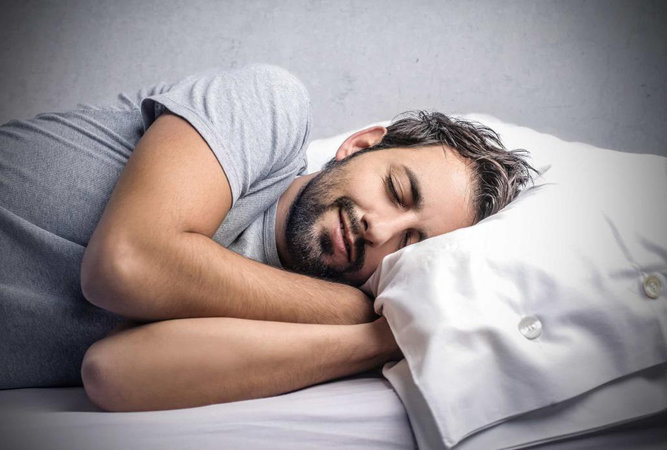 Медики рассказали, полезно ли спать при свете