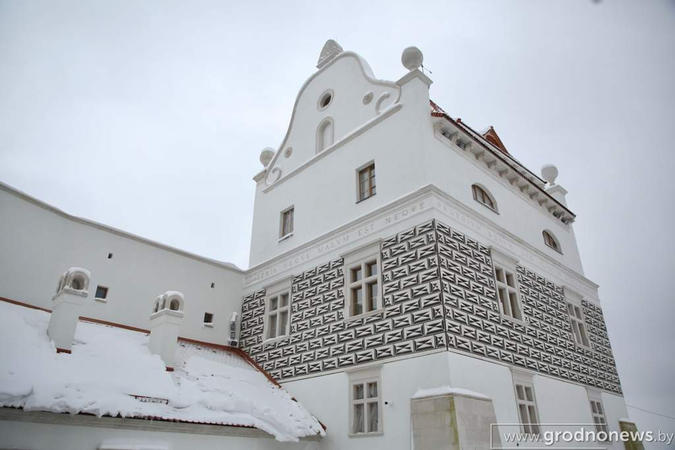 Губернатору и министру показали, как идет реконструкция Старого замка в Гродно