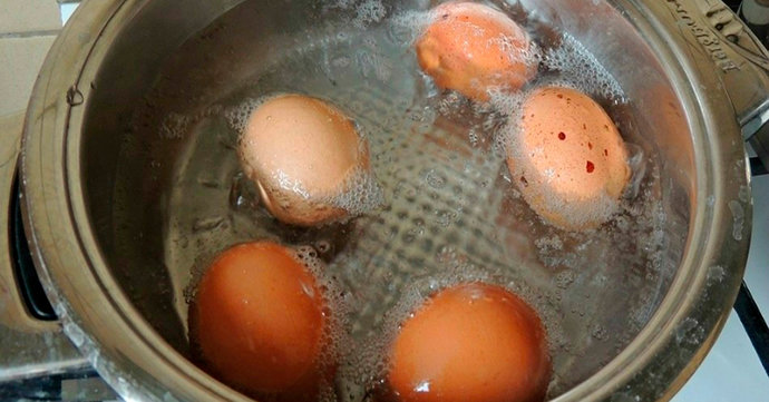 Почему не стоит выливать воду, в которой варили яйца: есть применение
