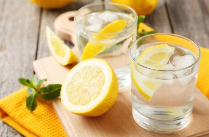 Стакан воды с лимонным соком утром улучшает самочувствие