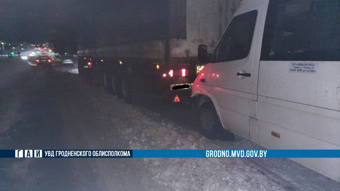В Гродно маршрутчик с пассажирами врезался в припаркованную фуру
