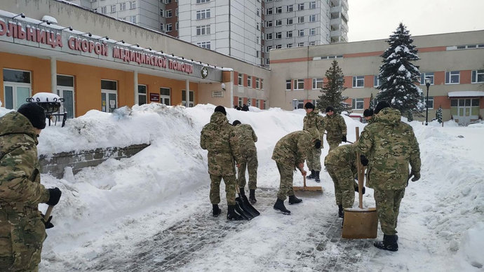 Гродненские военнослужащие помогают коммунальщикам бороться с февральской стихией