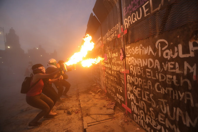 Во время протестов против убийства женщин в Мексике пострадали 19 протестующих и 62 полицейских