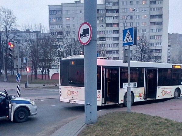 Подросток попал под колеса автобуса в Гродно. Он шел на «красный»