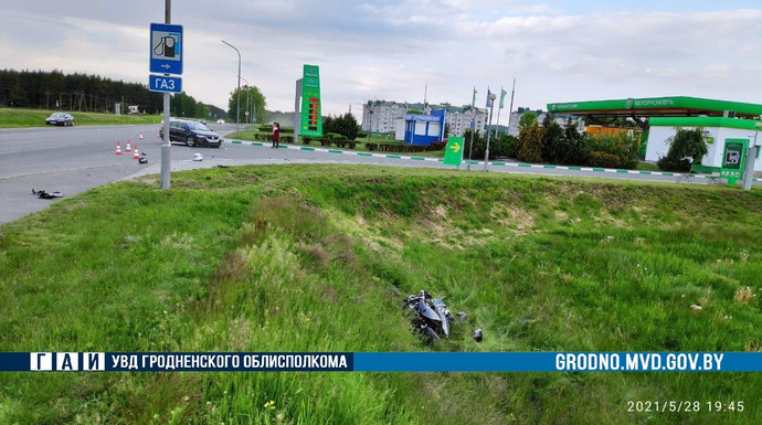 В Волковыске мотоциклист без прав принялся обгонять автомобиль на перекрестке