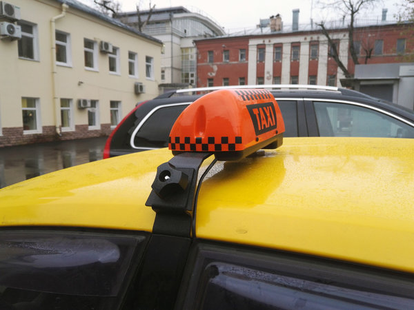 Молодой житель Дятлово пошел на риск – и похитил деньги у таксиста прямо во время поездки