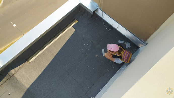 В Островце спасатели сняли подростка с балконного козырька