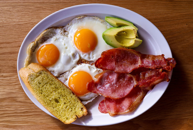 Ученые США: не употребляйте яйца на завтрак