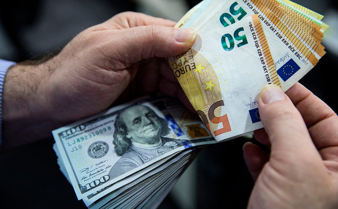 БВФБ: На первых торгах недели подорожали доллар и евро