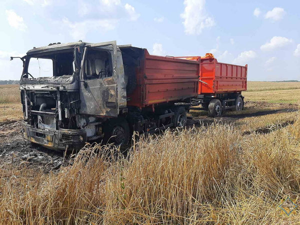 В Берестовицком районе работники сельхозпредприятия сами потушили грузовик, вывозивший зерно с поля