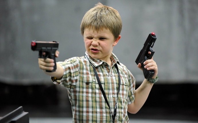 В Лиде один мальчик нанес травму другому, думая, что игрушечный пистолет не заряжен