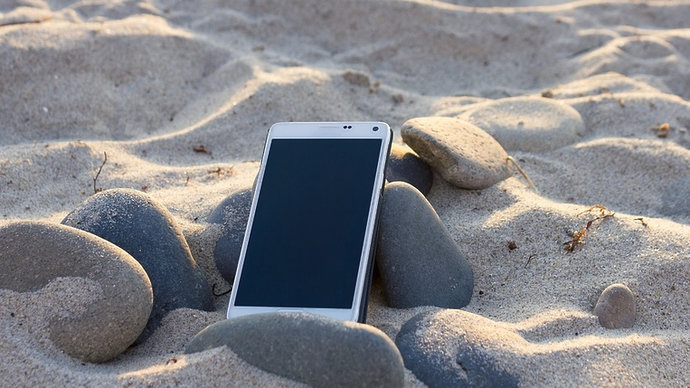 Жительница Новогрудка лишилась телефона, отдыхая на пляже