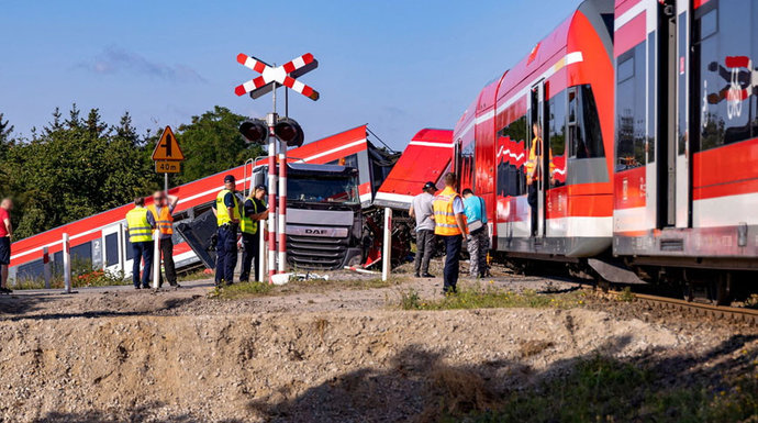 В Польше пассажирский поезд сошел с рельсов, врезавшись в грузовик. Есть пострадавшие