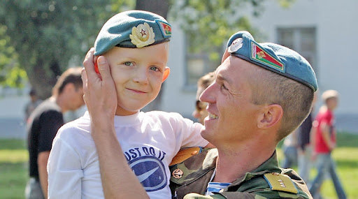 Лукашенко поздравил военнослужащих и ветеранов с Днем десантников