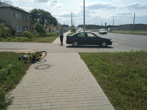 В Гродно велосипедист почти сделал сальто через капот машины, в которую врезался