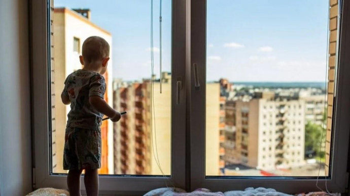 В Сморгони 2-летний ребенок выжил, упав с высоты 4-го этажа