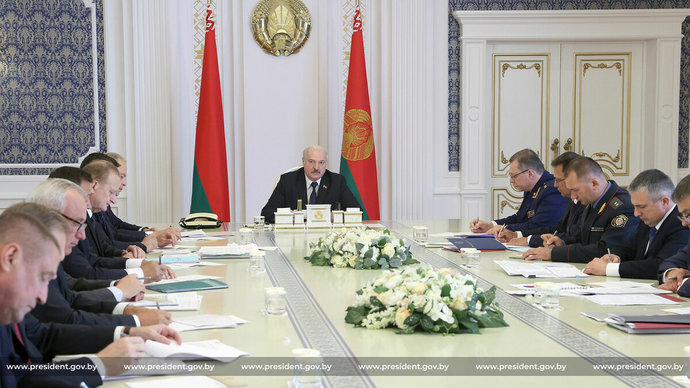 Лукашенко поручил КГК и МВД сделать ревизию техники, которая «стоит под забором»