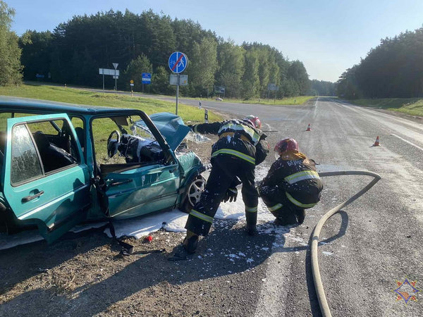 После ДТП в Зельвенском районе спасатели деблокировали водителя и его пассажирку