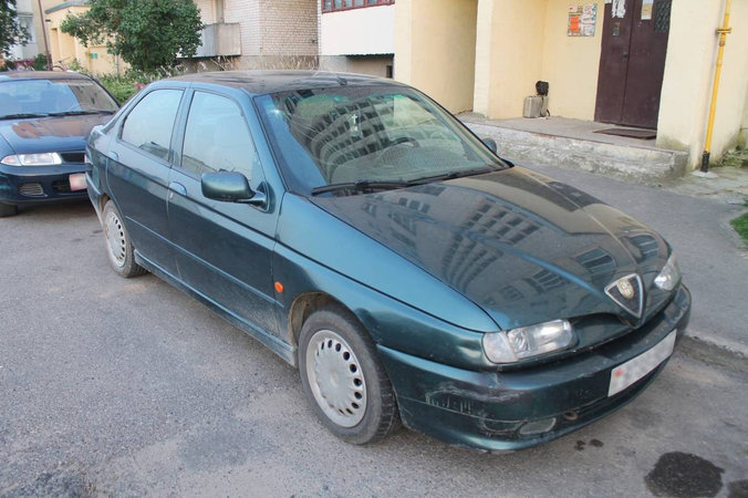 В Гродно брошенный с крыши кирпич угодил в лобовое стекло припаркованного авто