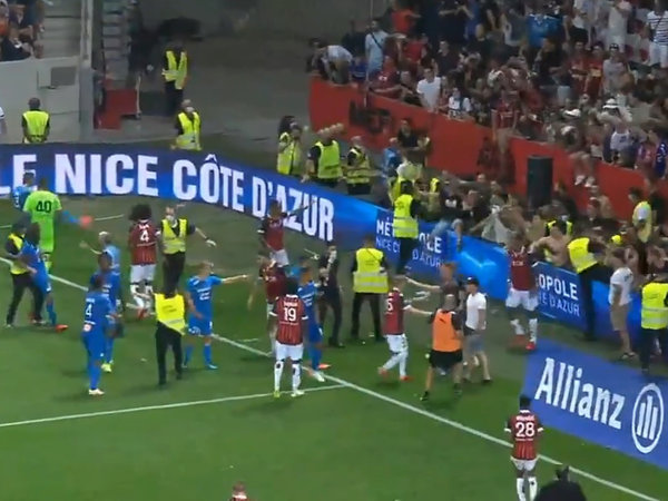 На матче чемпионата Франции болельщики напали на футболистов