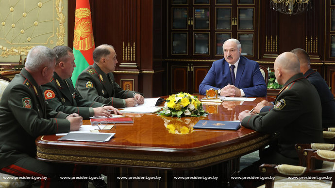 Лукашенко: «Ни одна нога на территорию Беларуси с сопредельной стороны ступить не должна»