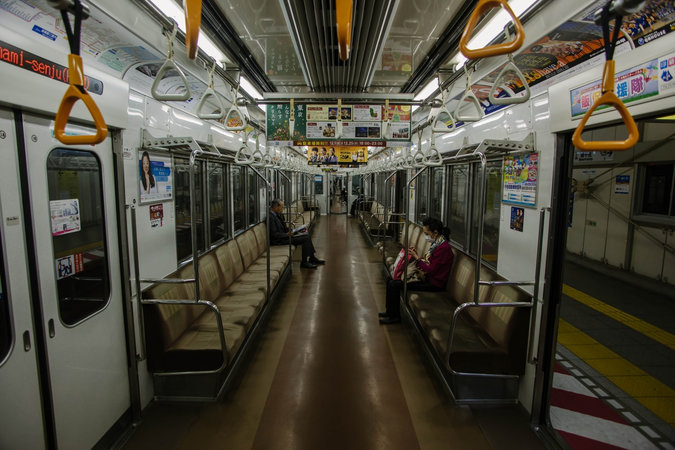 В Токио неизвестный напал на пассажиров электрички с ножом