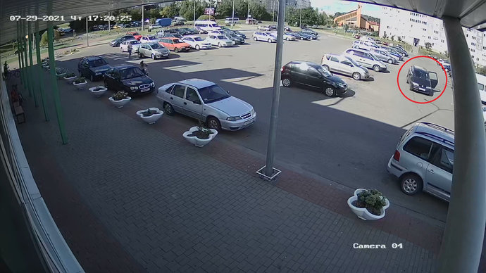 В Гродно легковушка, двигаясь с открытой дверью, повредила ею припаркованное авто
