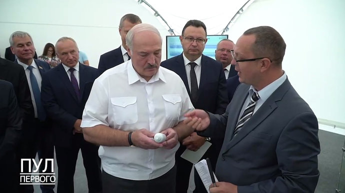 Лукашенко подарили препарат, от которого у него посинели пальцы