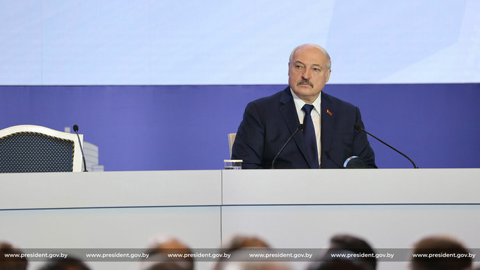 Лукашенко: В школе место только государственной политике